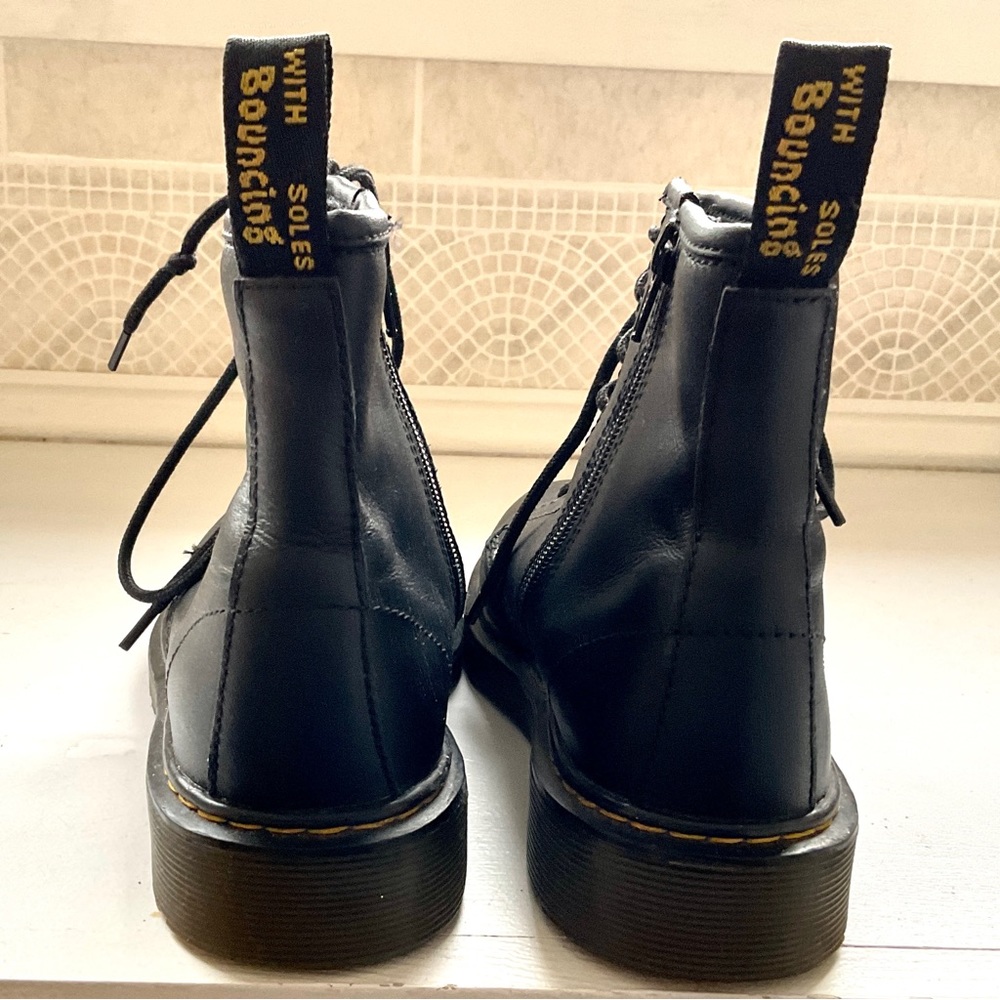 Dr. Martens w/ orig. box: Size 5 US woman style # 1460J